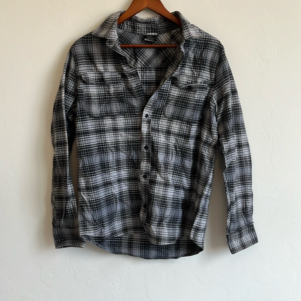 Men's Medium Plaid Button Up Long Sleeve.        missing one button